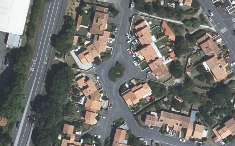 Vue aérienne du Rond-point anonyme n°39695988