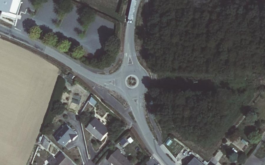 Vue aérienne du Rond-point anonyme n°396966789