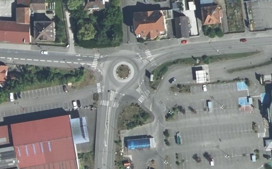 Vue aérienne du Rond-point anonyme n°39698081