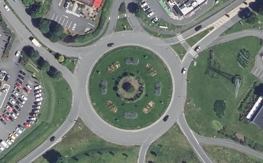 Vue aérienne du Rond-point anonyme n°39704111