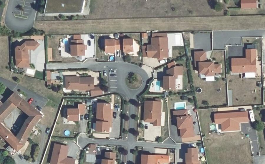 Vue aérienne du Rond-point anonyme n°397059068