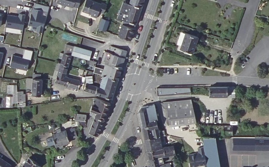 Vue aérienne du Rond-point anonyme n°397230461