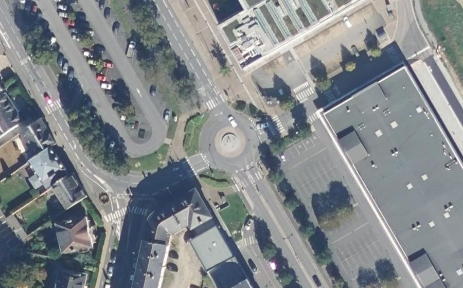 Vue aérienne du Rond-point anonyme n°397239223