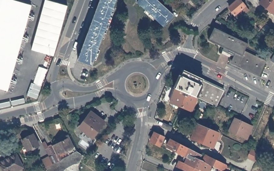 Vue aérienne du Rond-point anonyme n°39726543