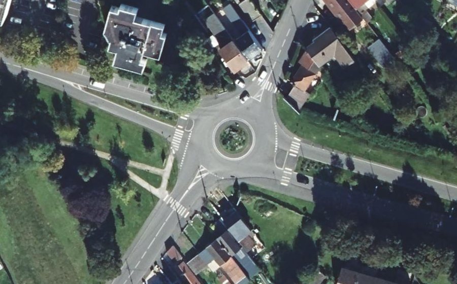 Vue aérienne du Rond-point anonyme n°397277431