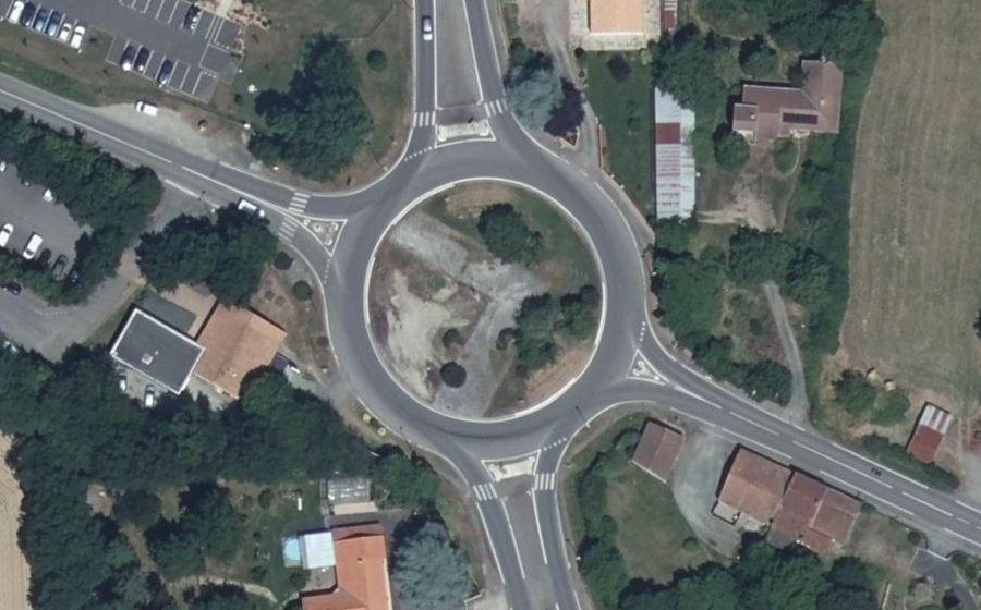Vue aérienne du Rond-point anonyme n°39743681