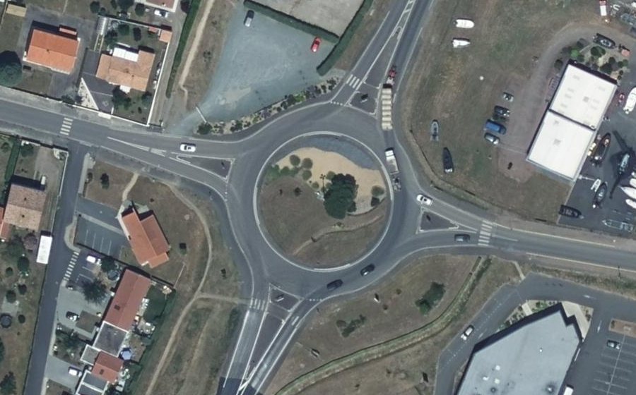 Vue aérienne du Rond-point anonyme n°39743693