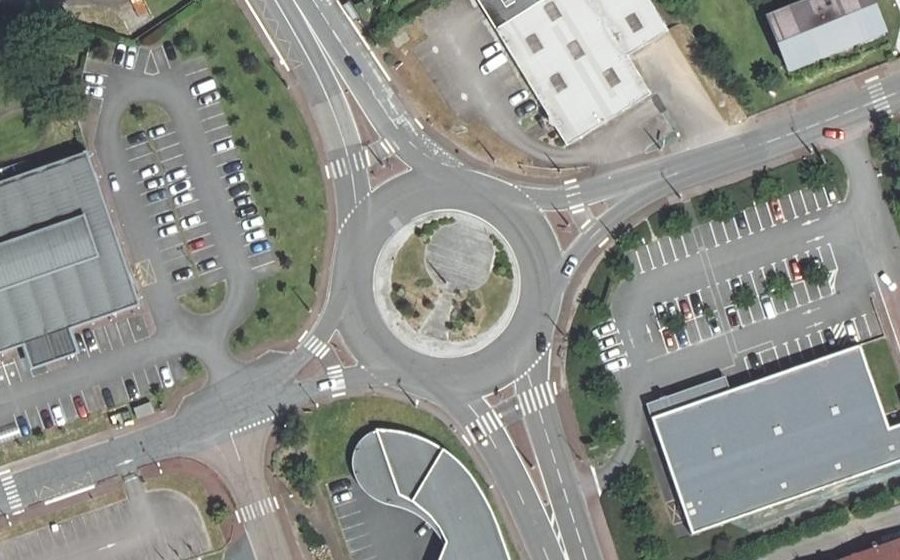 Vue aérienne du Rond-point anonyme n°397458445