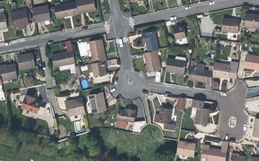 Vue aérienne du Rond-point anonyme n°397541255