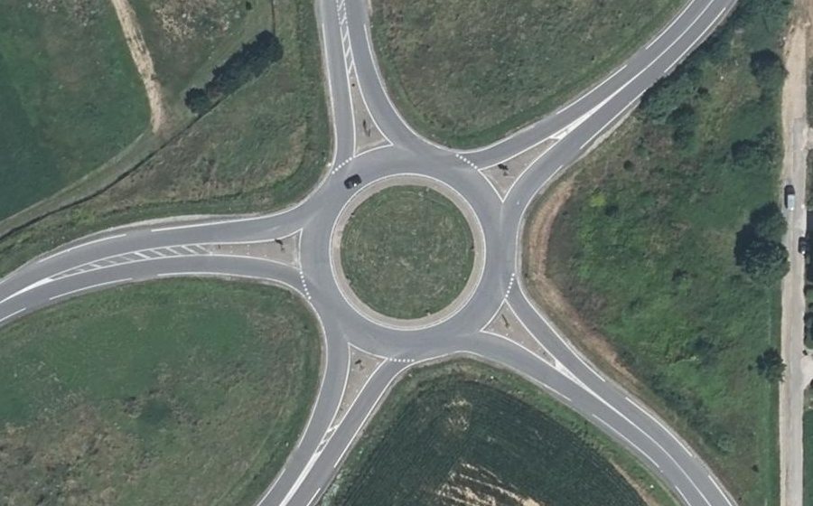 Vue aérienne du Rond-point anonyme n°39754401