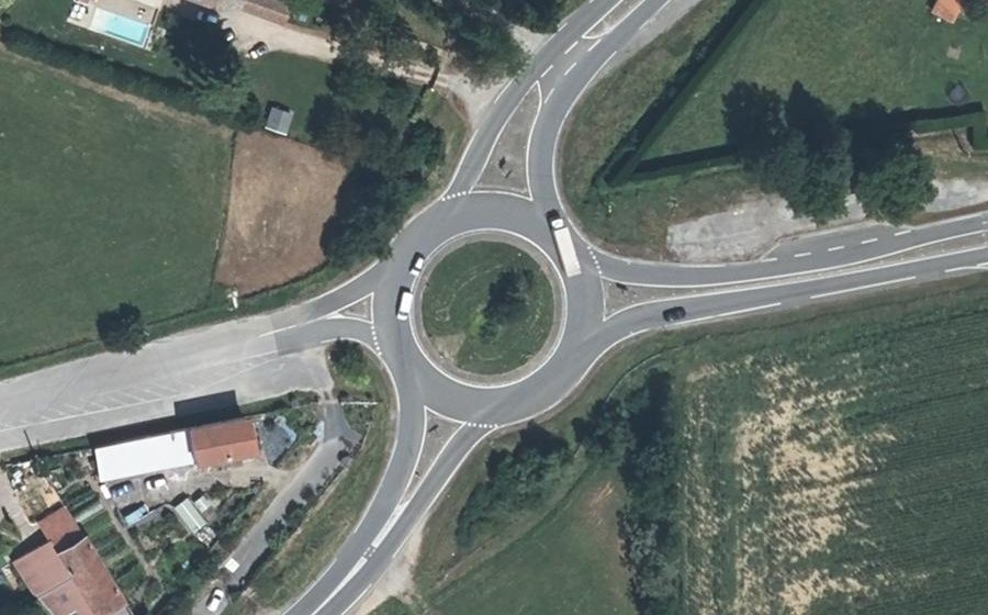 Vue aérienne du Rond-point anonyme n°39755079