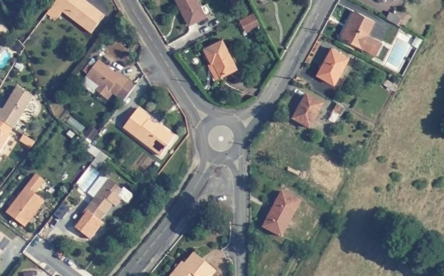 Vue aérienne du Rond-point anonyme n°397608324