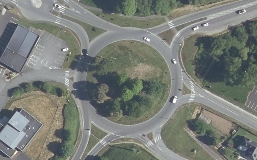 Vue aérienne du Rond-point anonyme n°39763079
