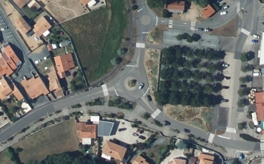 Vue aérienne du Rond-point anonyme n°39764079