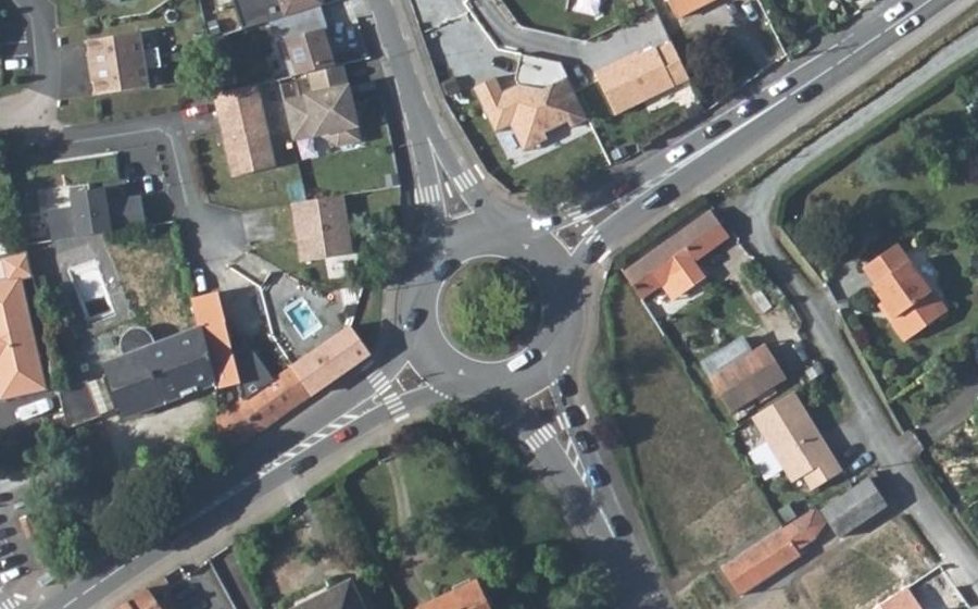 Vue aérienne du Rond-point anonyme n°39780313