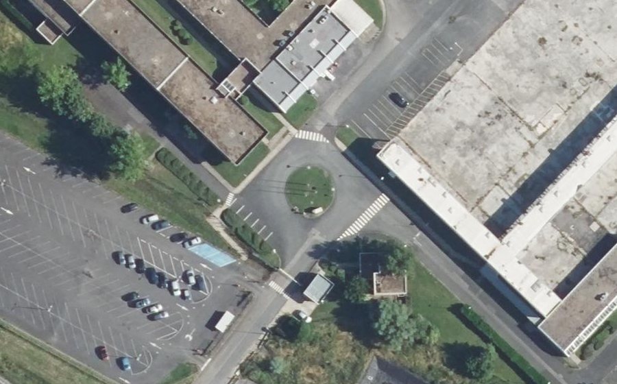 Vue aérienne du Rond-point anonyme n°39782932