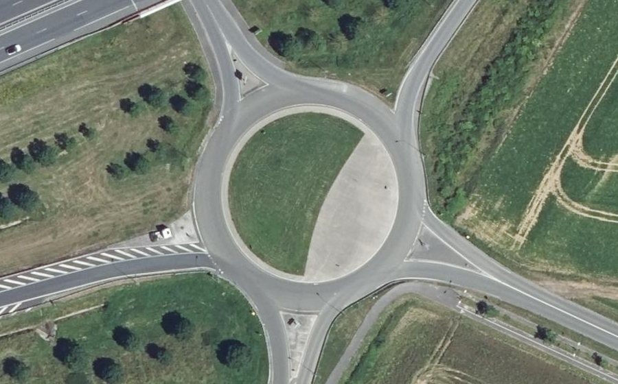 Vue aérienne du Rond-point anonyme n°39783025