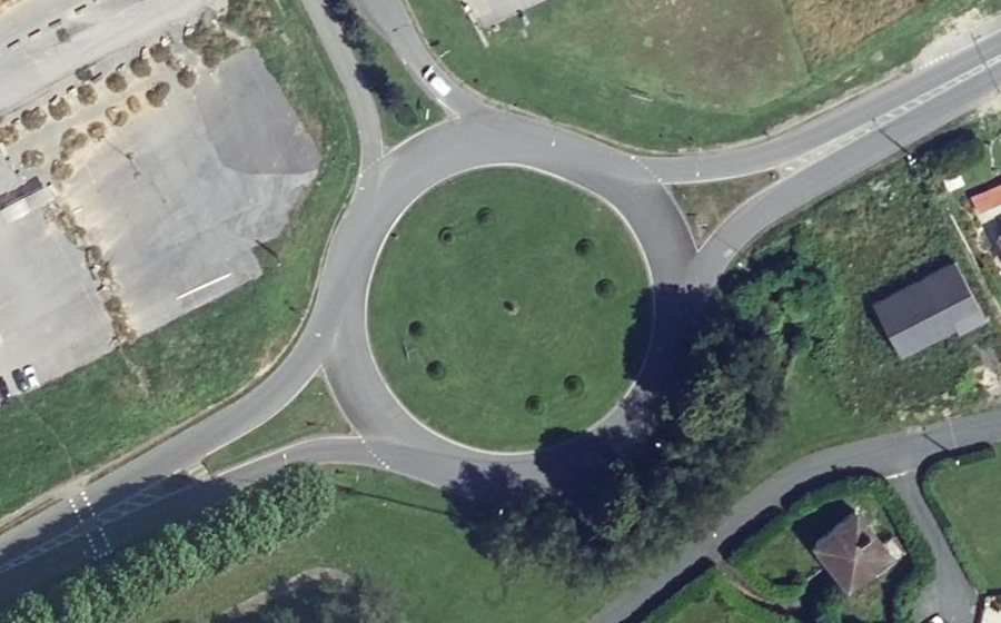 Vue aérienne du Rond-point anonyme n°39783032