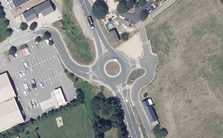 Vue aérienne du Rond-point anonyme n°397843714