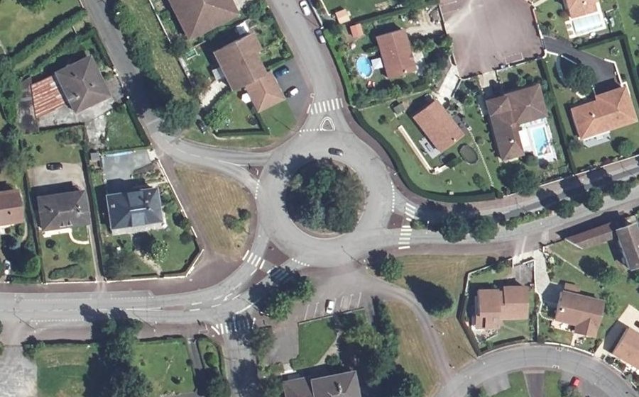 Vue aérienne du Rond-point anonyme n°397963229