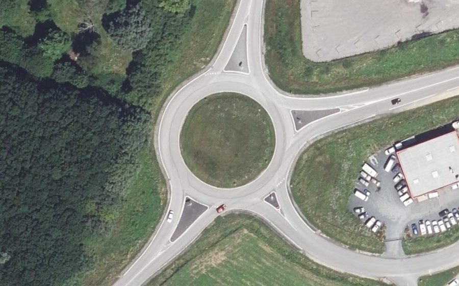 Vue aérienne du Rond-point anonyme n°397963233
