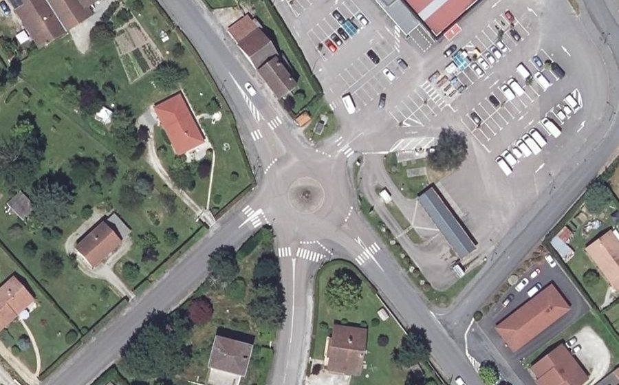 Vue aérienne du Rond-point anonyme n°39811477