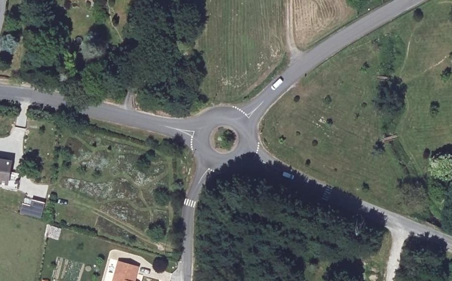 Vue aérienne du Rond-point anonyme n°39811479