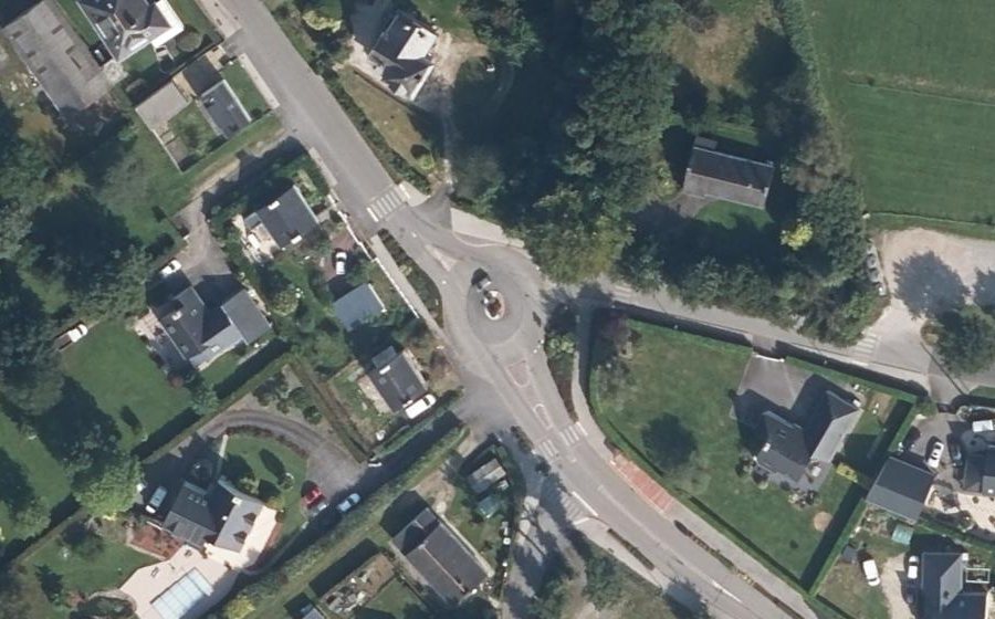 Vue aérienne du Rond-point anonyme n°398164396