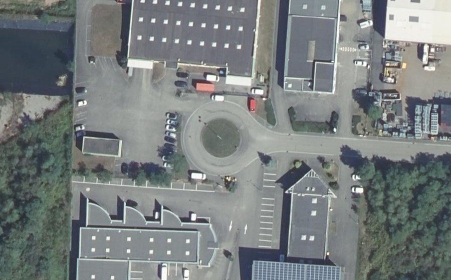 Vue aérienne du Rond-point anonyme n°39821629