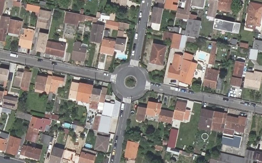 Vue aérienne du Rond-point anonyme n°39824962