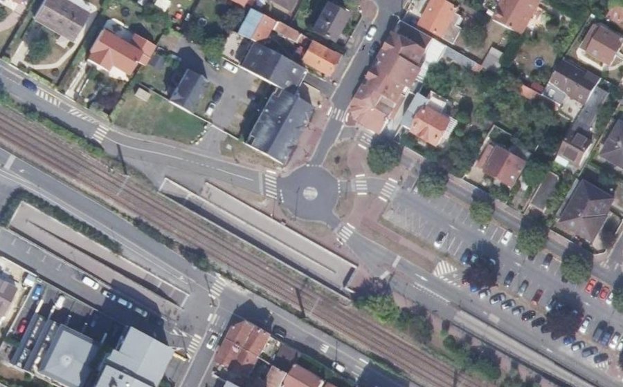 Vue aérienne du Rond-point anonyme n°398314474