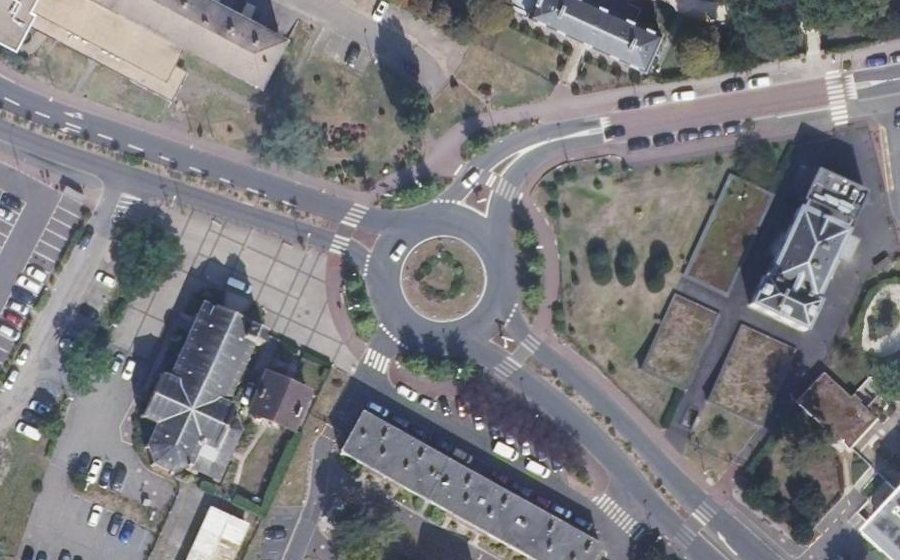 Vue aérienne du Rond-point anonyme n°398315110