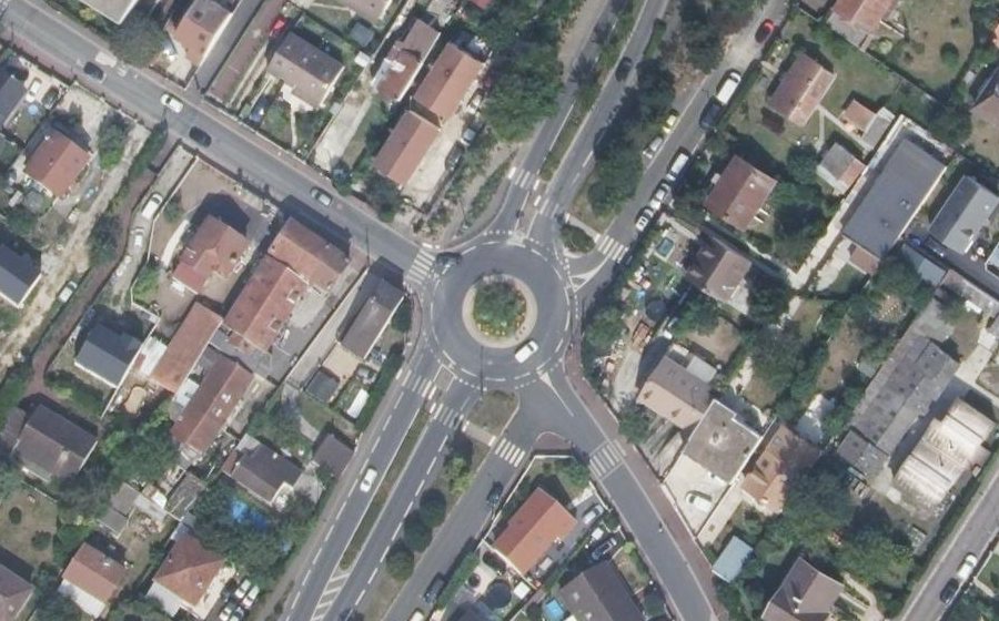 Vue aérienne du Rond-point anonyme n°398328034