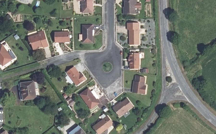 Vue aérienne du Rond-point anonyme n°398422809