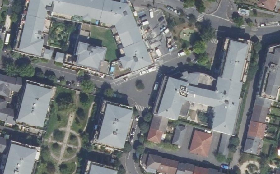 Vue aérienne du Rond-point anonyme n°398434697