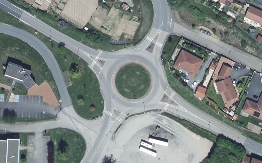 Vue aérienne du Rond-point anonyme n°39865699