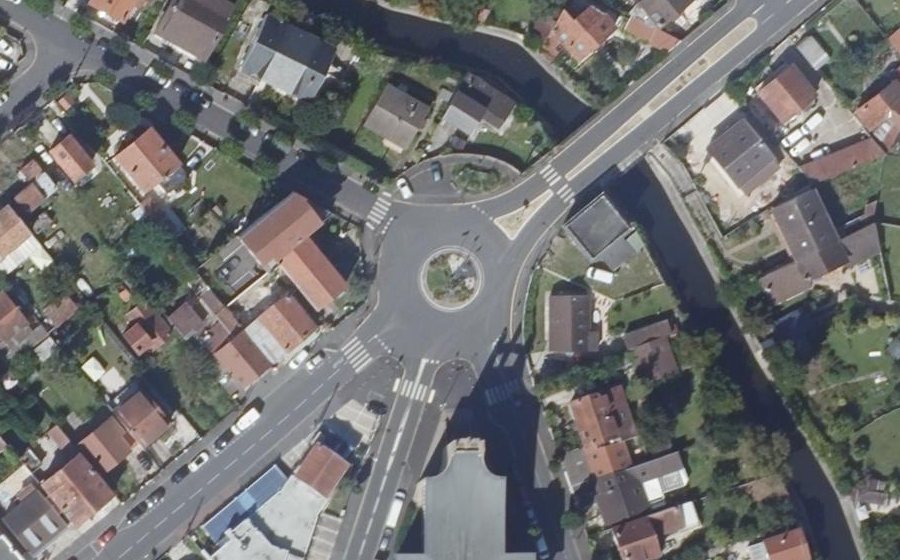 Vue aérienne du Rond-point anonyme n°39886757