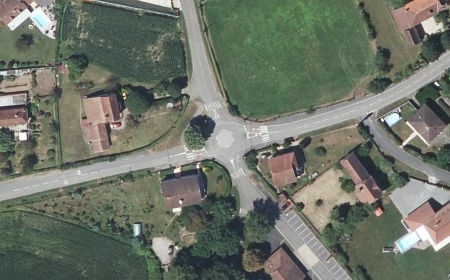 Vue aérienne du Rond-point anonyme n°39895064