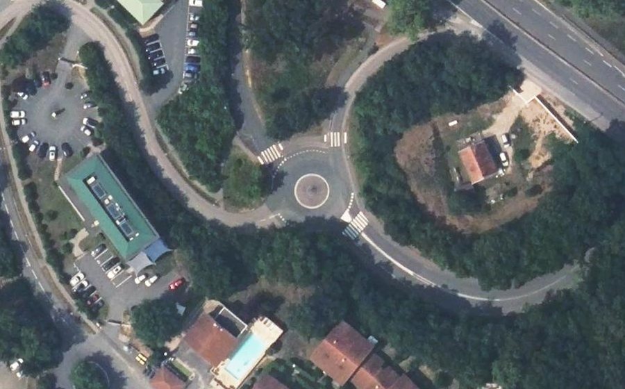 Vue aérienne du Rond-point anonyme n°39901539