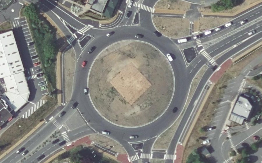 Vue aérienne du Rond-point anonyme n°39901576