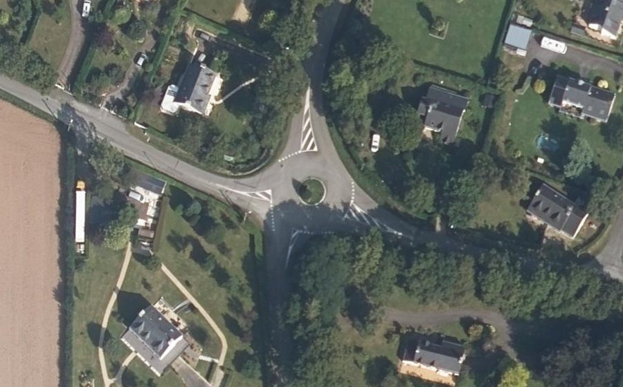 Vue aérienne du Rond-point anonyme n°399024741