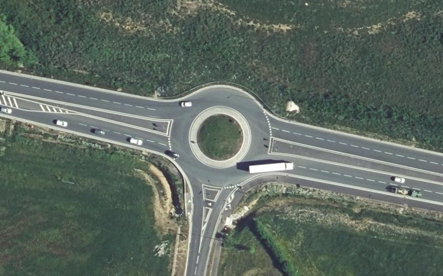 Vue aérienne du Rond-point anonyme n°399075427