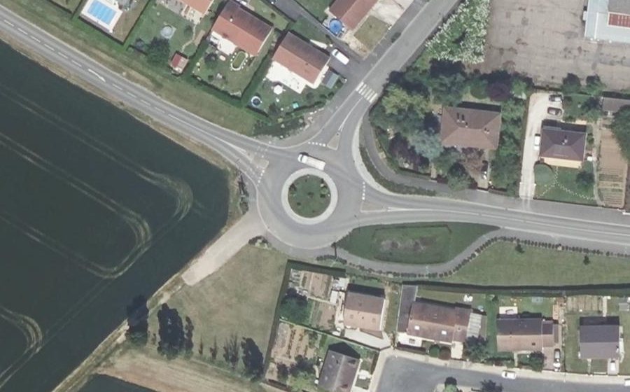 Vue aérienne du Rond-point anonyme n°399523498