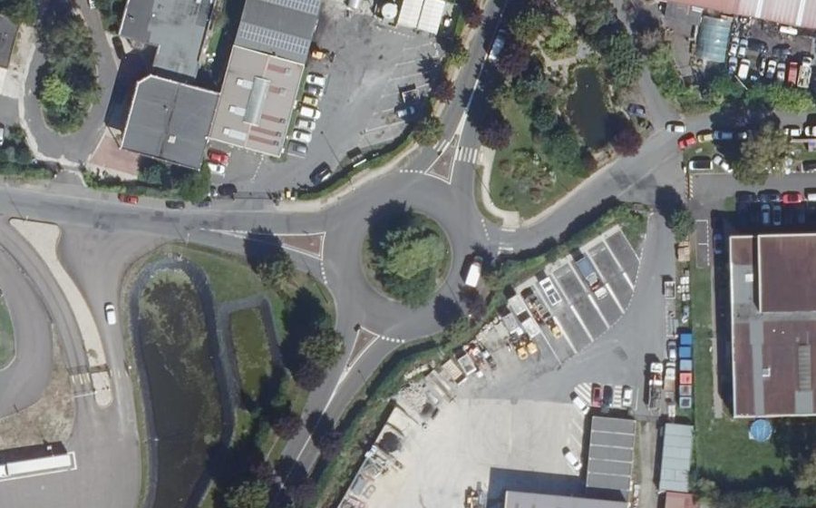 Vue aérienne du Rond-point anonyme n°39967411