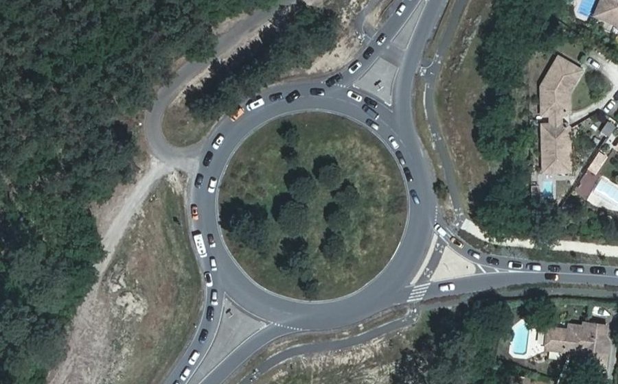 Vue aérienne du Rond-point anonyme n°399684911