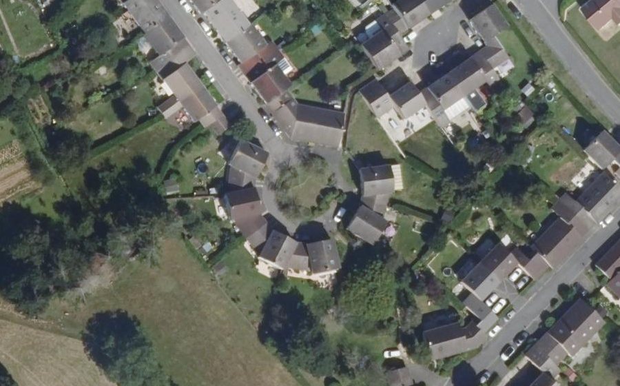 Vue aérienne du Rond-point anonyme n°39982988