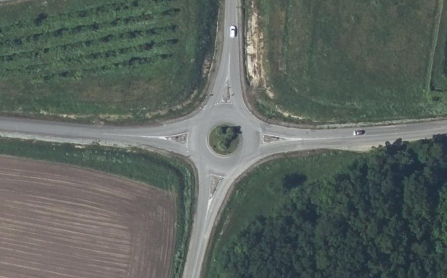 Vue aérienne du Rond-point anonyme n°39984328