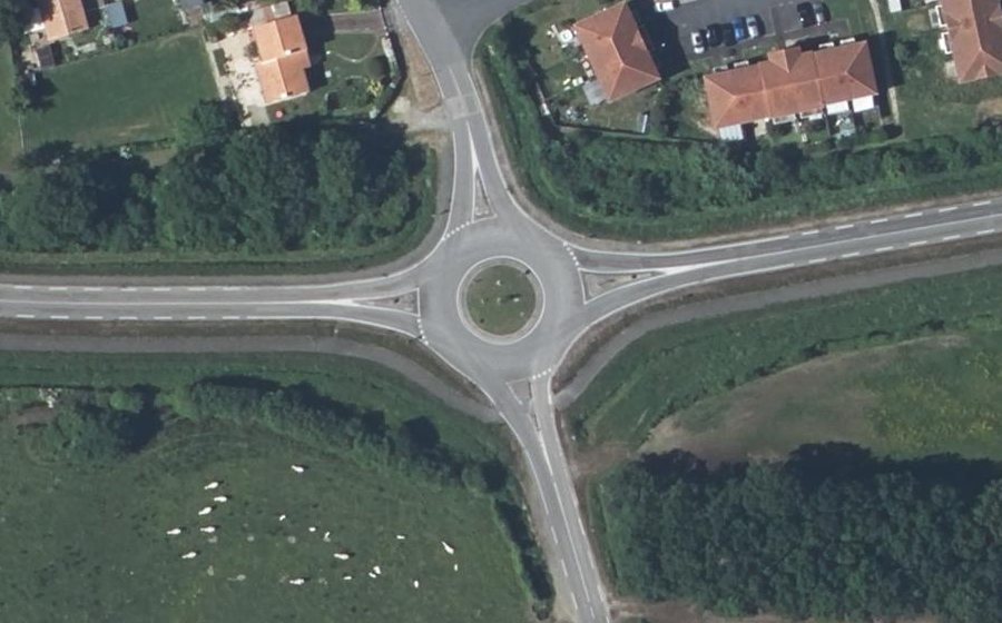 Vue aérienne du Rond-point anonyme n°39986110