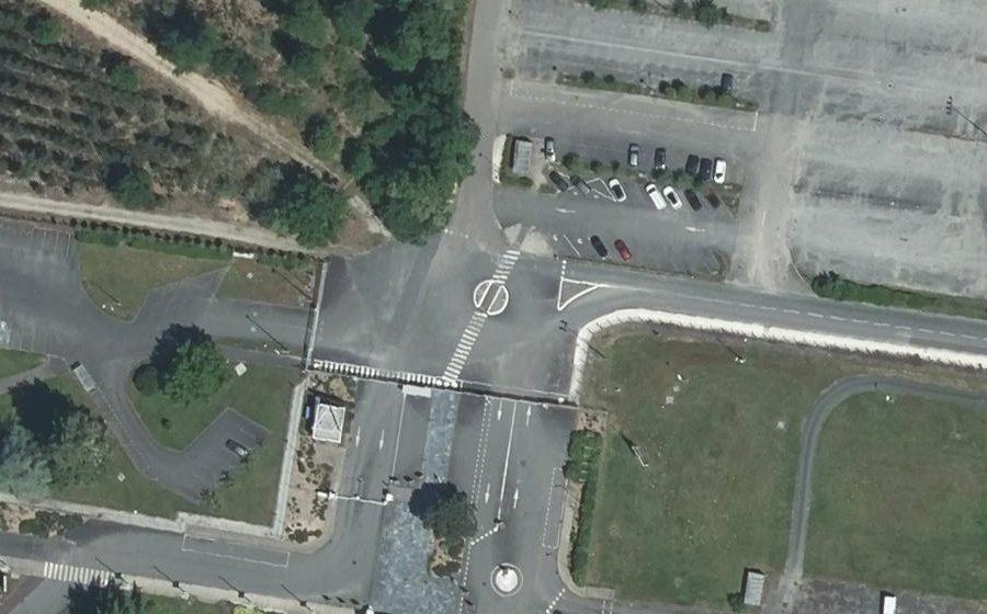 Vue aérienne du Rond-point anonyme n°399867019