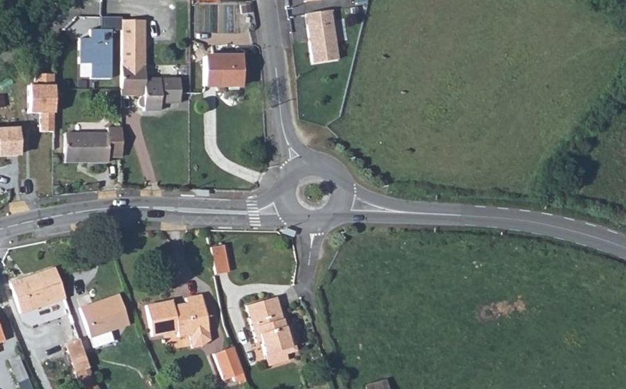 Vue aérienne du Rond-point anonyme n°39987724